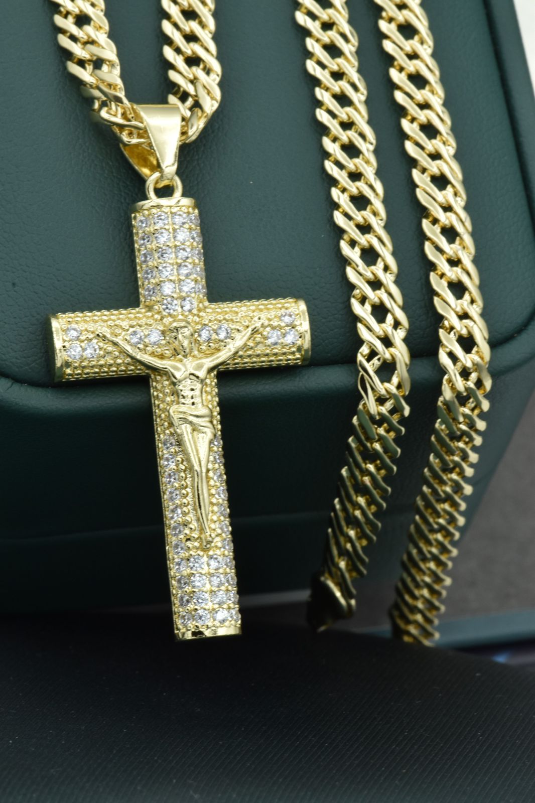 Cadena Cubana Cruzada  60cm + Dije Cristo Milagroso + Pulsera GRATIS